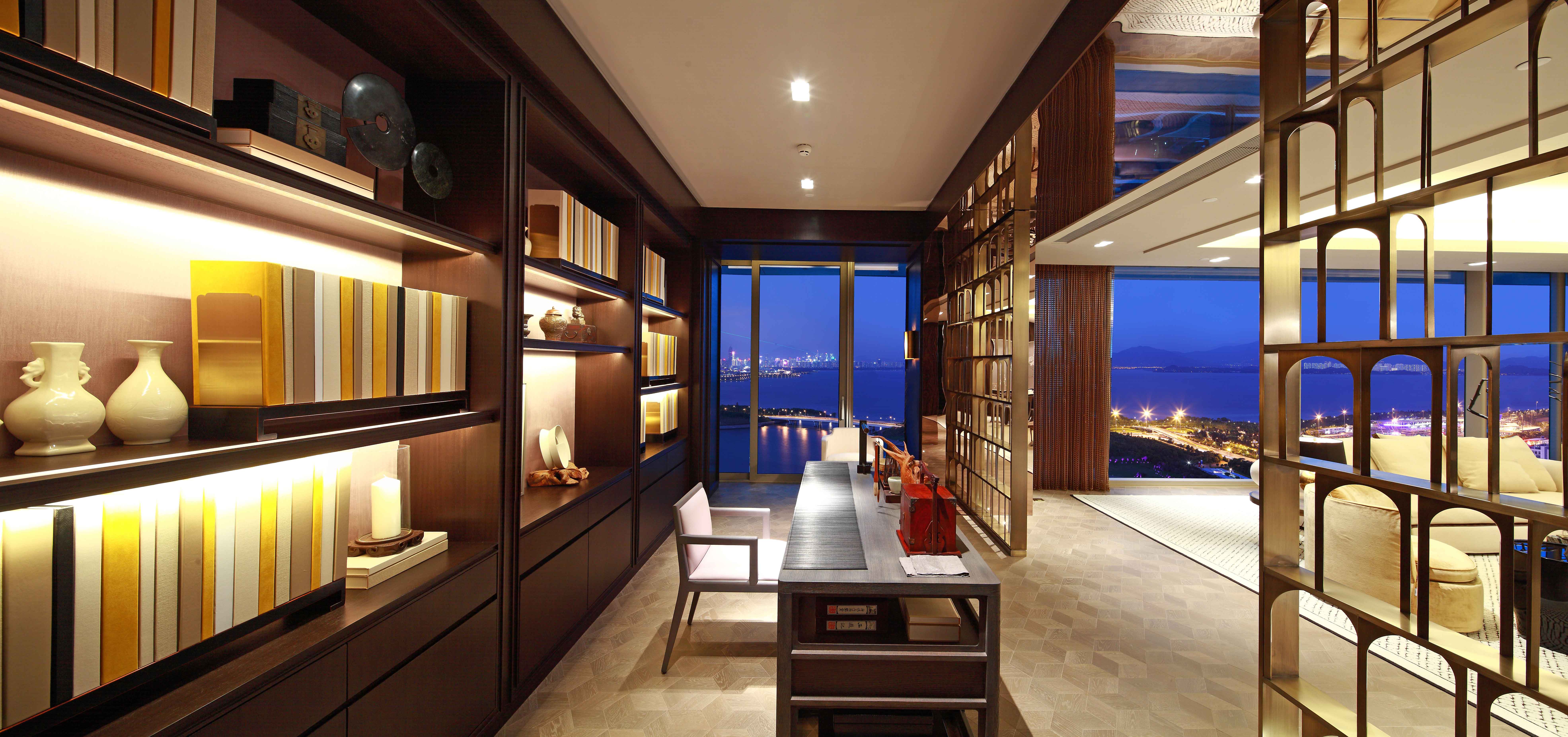 China Hotel Furniture Modern Walk in Closet Designs Wood Door Bedroom Furniture Storage Drawers Wardrobes