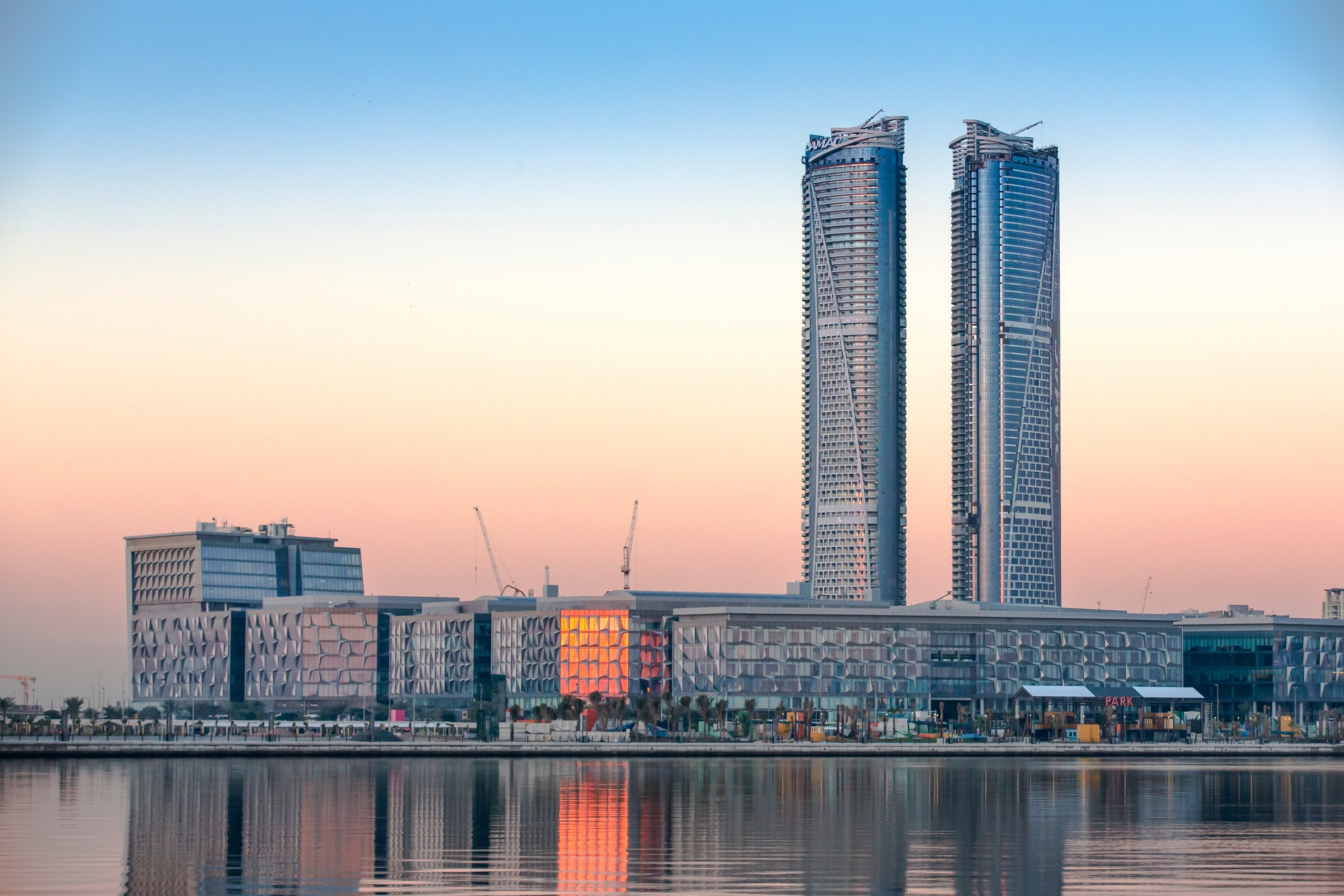 Damac Towers od Paramount Dubai