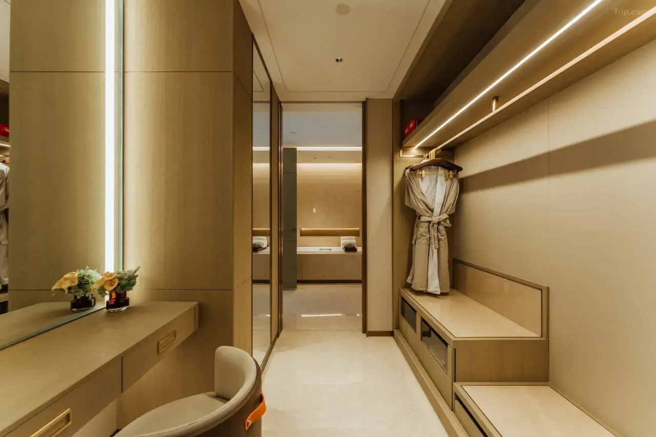 anyang Junlan Grand Hotel Wardrobe Room